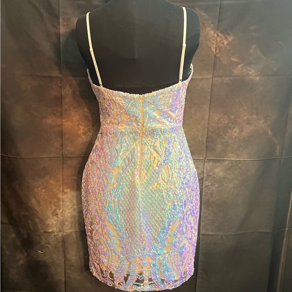 City Triangle NWOT White iridescent sequin
Mini Formal Dresss. Size 0 R - Picture 4 of 8
